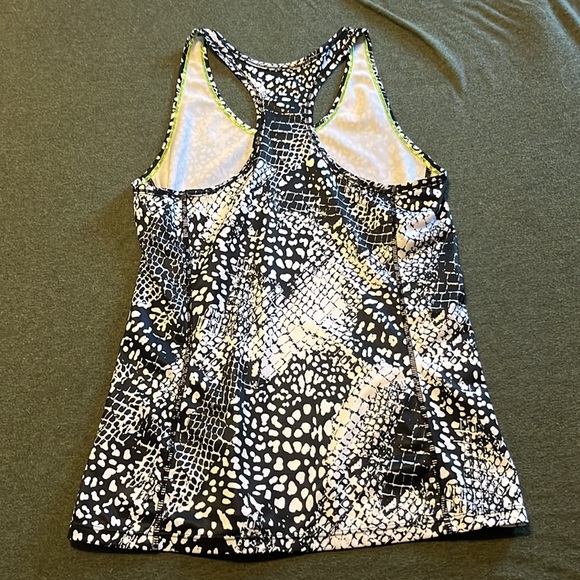 Black and white H&M workout top - Picture 5 of 5